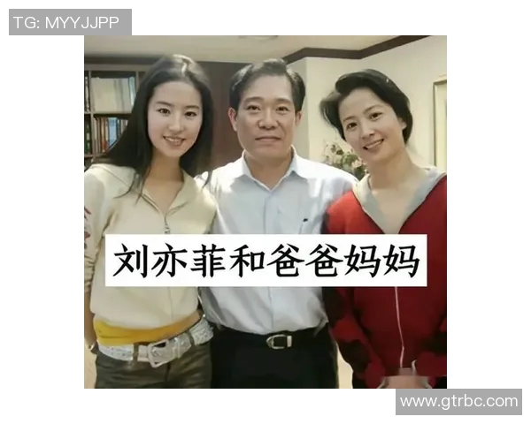 足球明星与父母温馨合照展现亲情与奋斗历程的感人瞬间 足球明星与父母温馨合照展现亲情与奋斗历程的感人瞬间