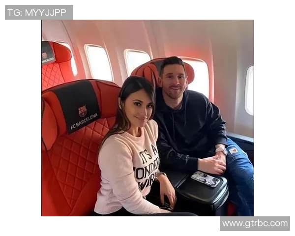 足球明星与爱妻甜蜜亲吻瞬间展现幸福生活的美好画面 足球明星与爱妻甜蜜亲吻瞬间展现幸福生活的美好画面