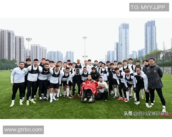 足球明星与粉丝亲密互动瞬间记录温馨合影展现球迷热情与偶像的美好时刻 足球明星与粉丝亲密互动瞬间记录温馨合影展现球迷热情与偶像的美好时刻