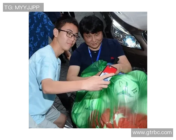 足球明星与家人共度退役生活的背后故事揭秘 足球明星与家人共度退役生活的背后故事揭秘