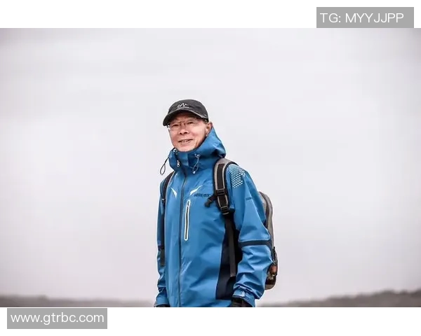 足球明星与女裁判亲密合影展现体育精神与性别平等的美好瞬间 足球明星与女裁判亲密合影展现体育精神与性别平等的美好瞬间