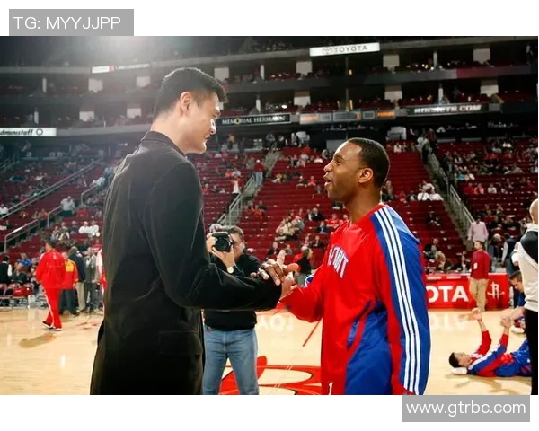 足球明星与姚明的偶遇瞬间揭示了体育界的跨界魅力与友谊的力量 足球明星与姚明的偶遇瞬间揭示了体育界的跨界魅力与友谊的力量