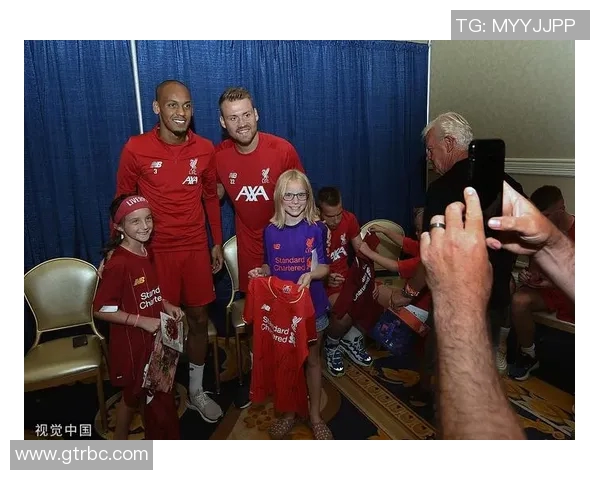 足球明星与球迷亲密合影瞬间展现热爱与激情的美好时刻