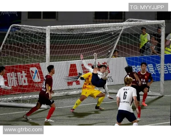 足球明星与黑狗的温馨瞬间共同谱写爱的乐章 足球明星与黑狗的温馨瞬间共同谱写爱的乐章