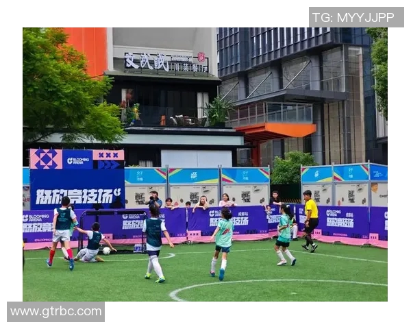 足球明星街头比赛被警方突袭抓捕引发热议和关注 足球明星街头比赛被警方突袭抓捕引发热议和关注